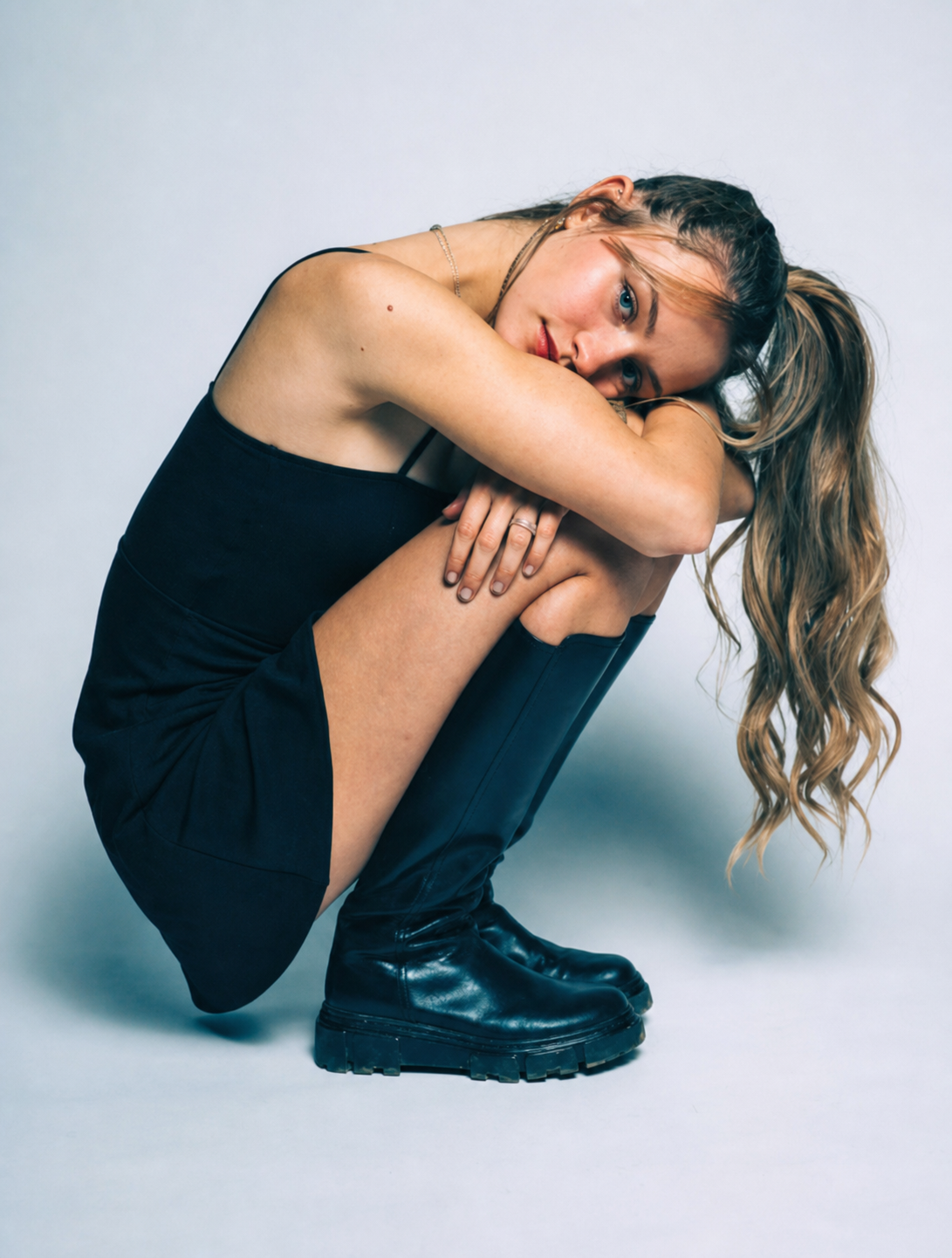 Studio-Editorial in schwarzem Look