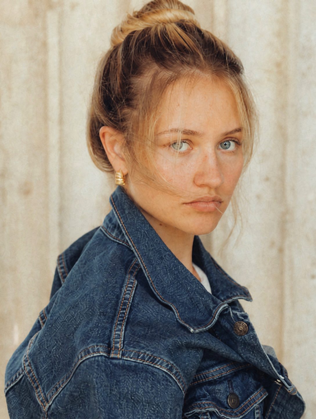 Nahes Denim-Portrait von Paula